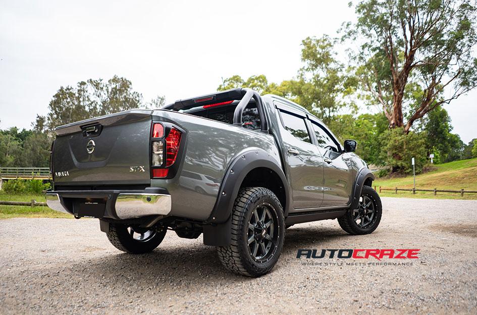 NISSAN NAVARA MO970 GLOSS GREY CENTRE WITH BLACK LIP